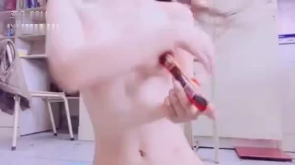 年龄不大的嫩妹子家中胸上带牛奶火腿肠插逼逼看着就爽